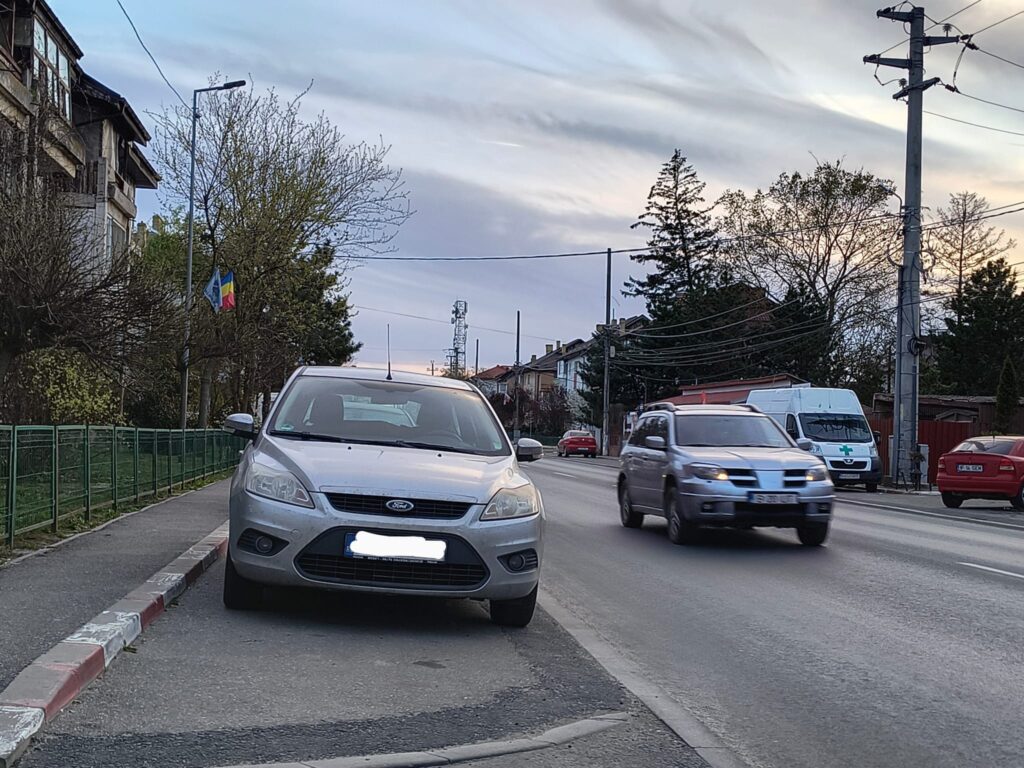 Mașină parcată paralel cu strada